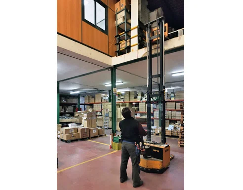 almacen-de-iluminacion-con-personal-trabajando