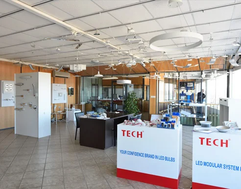 showroom-con-exposicion-de-iluminacion-y-producto-tech